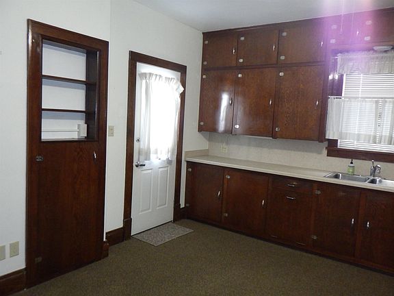 3rd image of 604 S Weed St