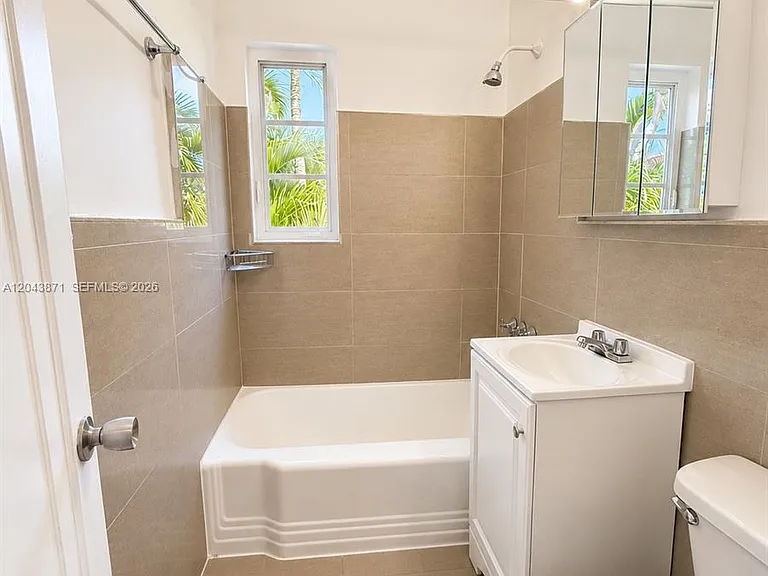 322 NE 25th St #12 — Photo 7