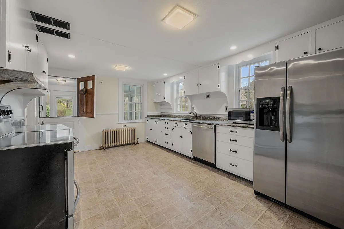 5 bed, 1.5 bath, 2450 sqft, $3,200 — Photo 2