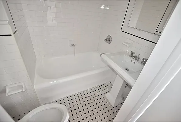 Rented by Manhattan Realty Group | media 18