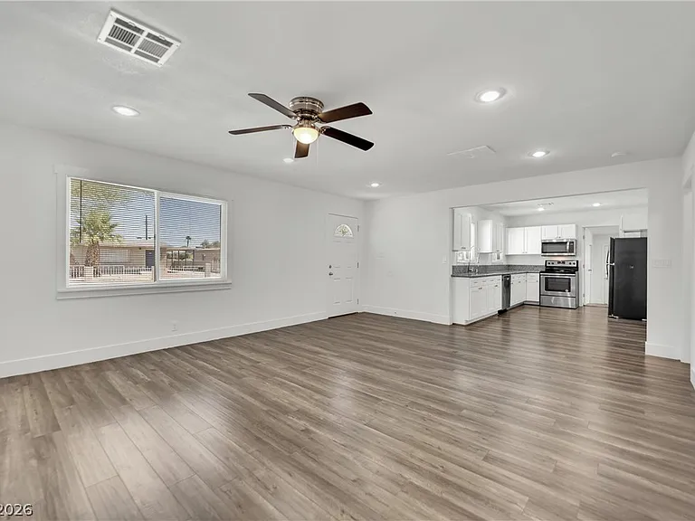 1050 Hassett Ave — Photo 6