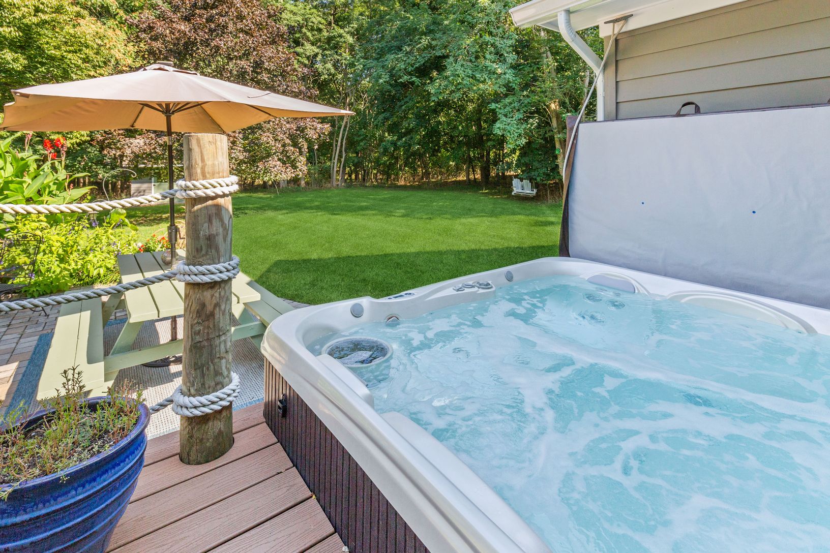  Jacuzzi Spa Reset in Deck Overlooking Patio Area