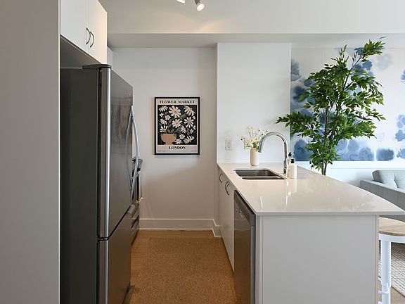 4th image of 485 Richmond Rd #1006