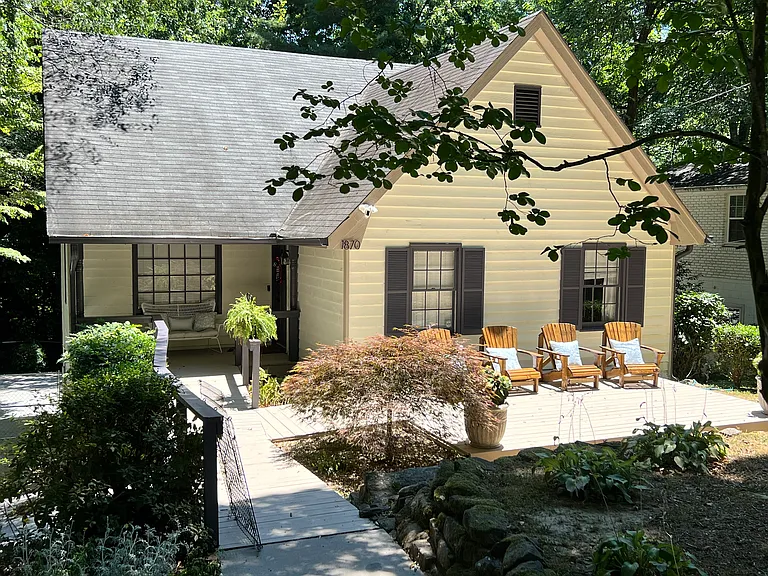 1870 Fairway Cir NE — Photo 2