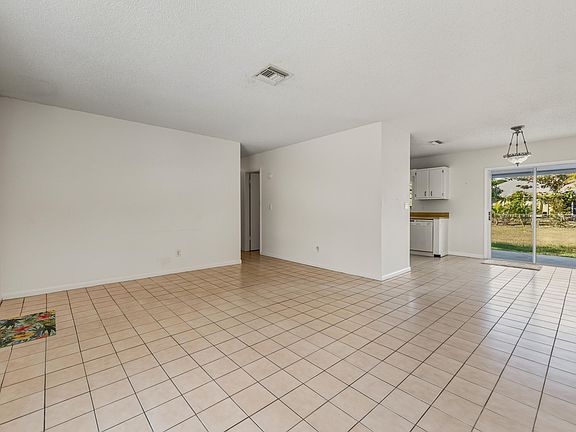 4th image of 307 SE Husted Terrace