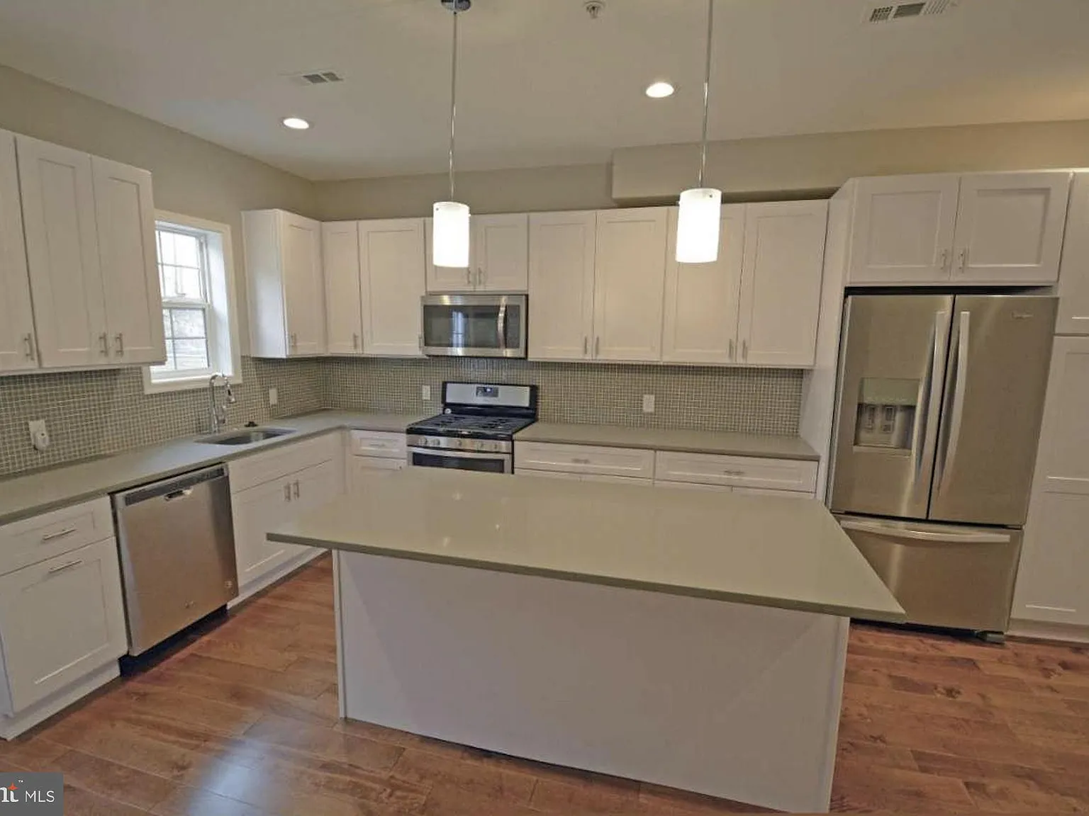 3 bed, 2.5 bath, 2200 sqft, $2,995 — Photo 4