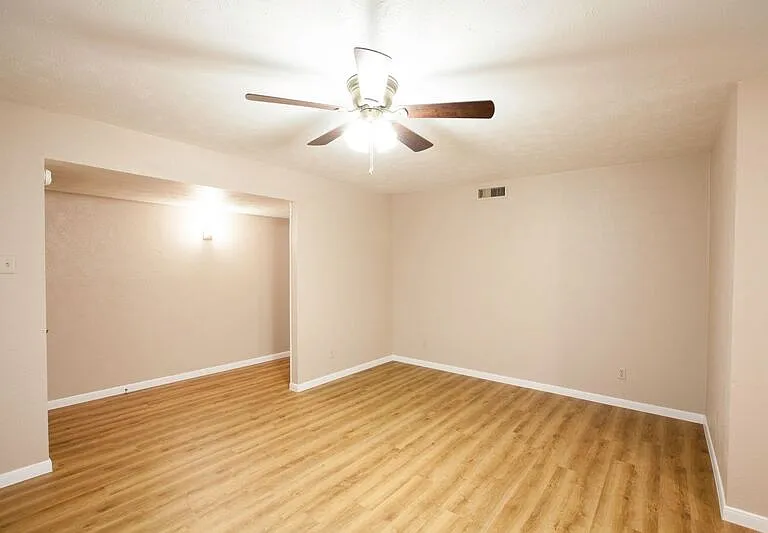 921 Mossvine Dr — Photo 7