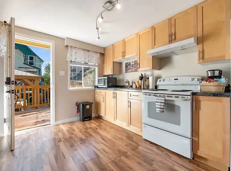 545 Atlantic St #COACH — Photo 3