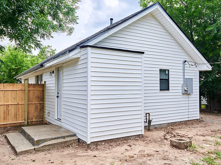227 W Johnson St — Photo 15