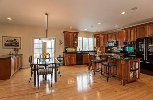 3rd image of 27 Woodbury St