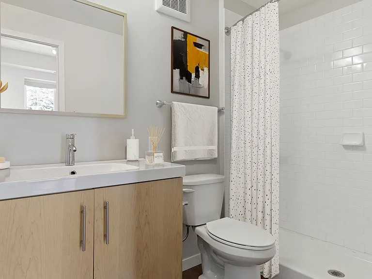 East River Apartments — Photo 15