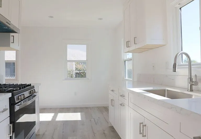276 E Los Angeles Ave #A — Photo 11