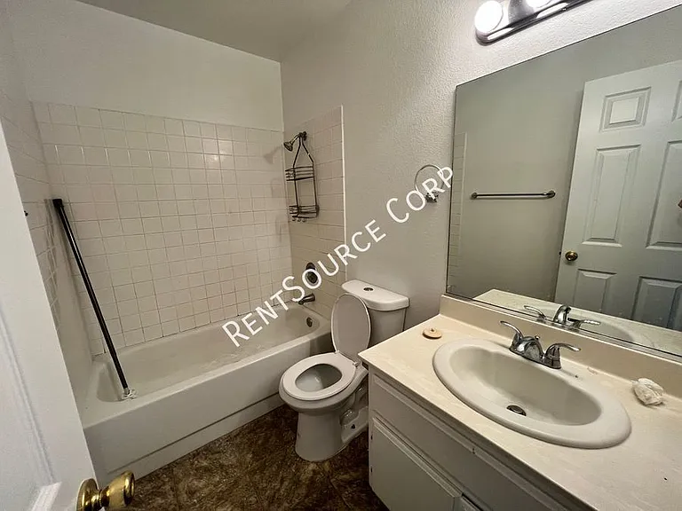 2910 B St #6 — Photo 11