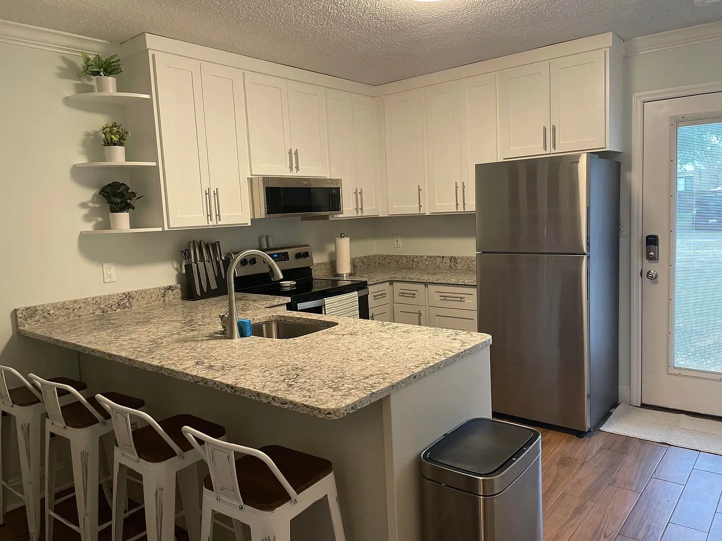 Optional Furnished Executive Rental Downtown — Photo 1