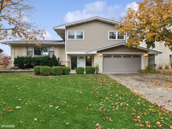 2805 S Briarwood Dr W, Arlington Heights, IL 60005