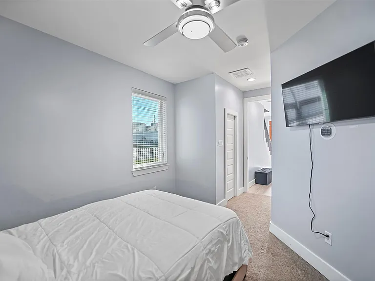 2413 Pease St — Photo 9