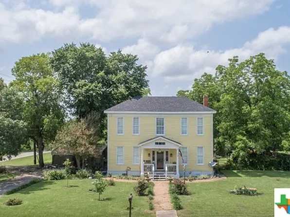 412 W Live Oak St, Edna, TX 77957