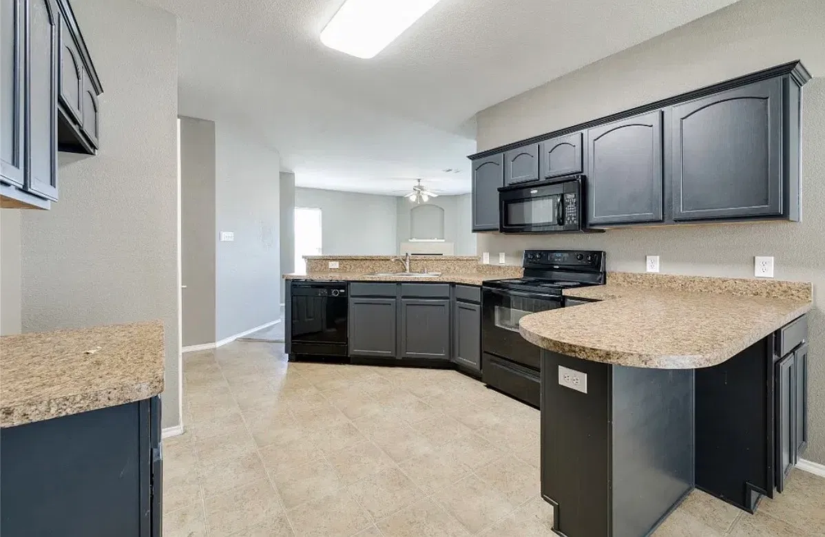 3 bed, 2112 sqft, $2,400 — Photo 1