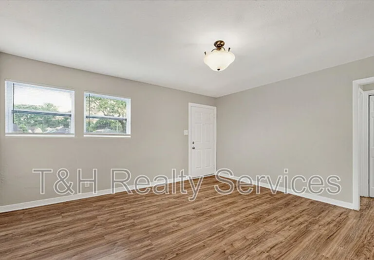 4924 Farrington Ave — Photo 6