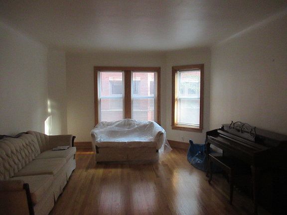 3rd image of 6757 N Artesian Ave #1F