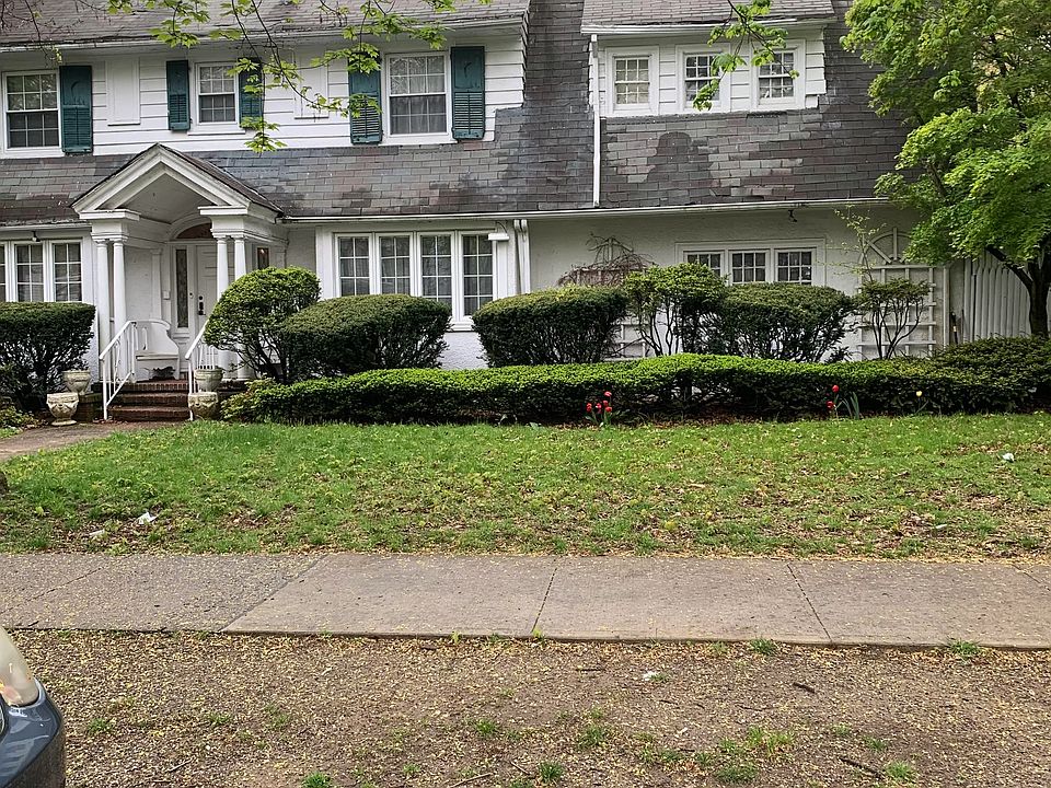 2nd image of 950 E 17th St