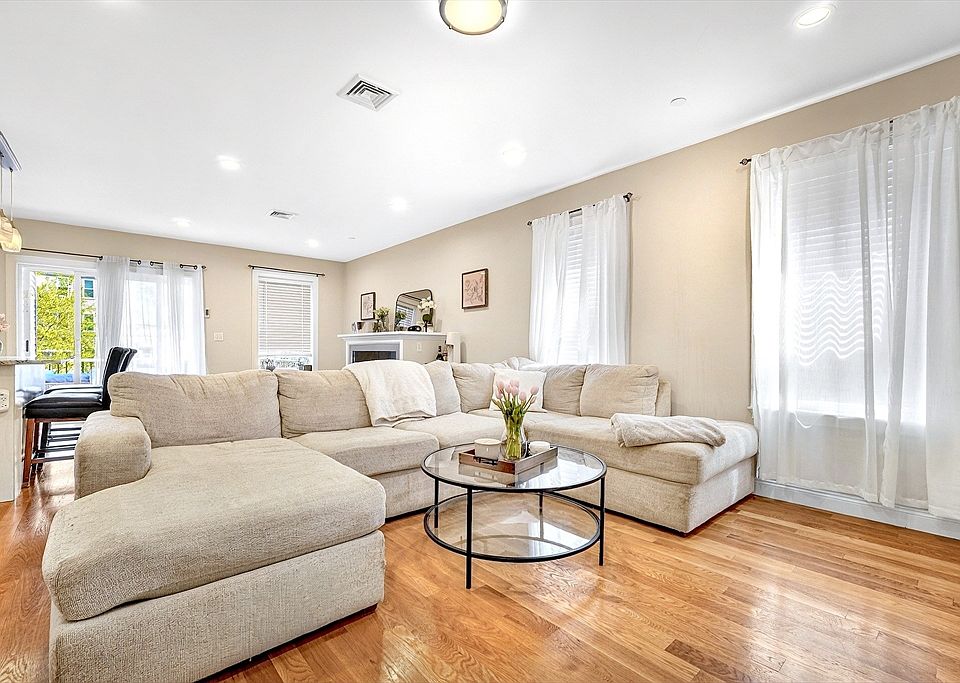 1st image of 756 E 5th St #2