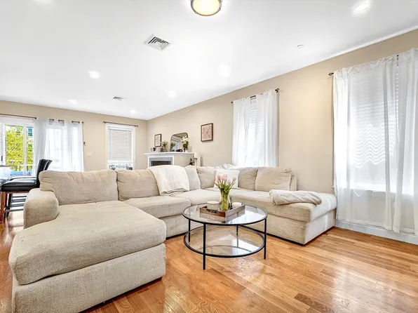 756 E 5th St #2, Boston, MA 02127