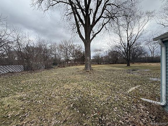 3rd image of 2251 Howe Rd