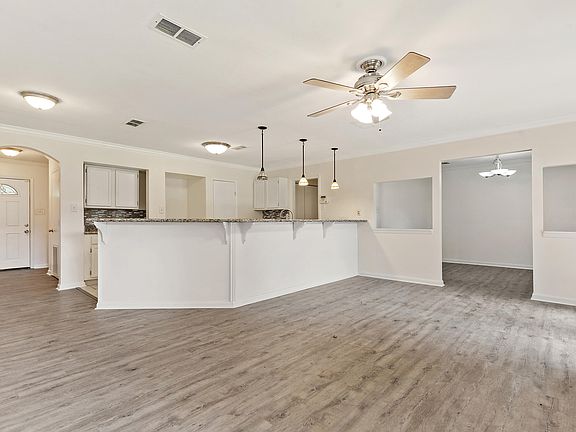 4th image of 15834 Parkwood Dr S