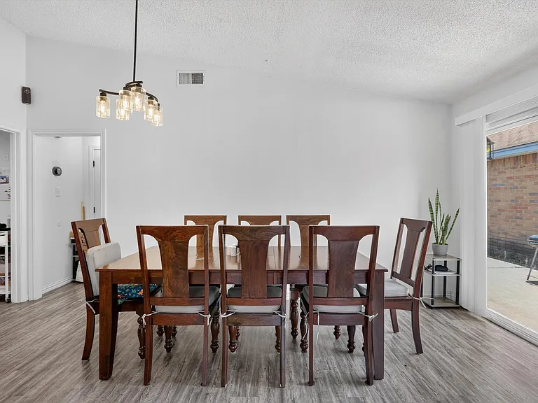 2324 Markland St — Photo 10