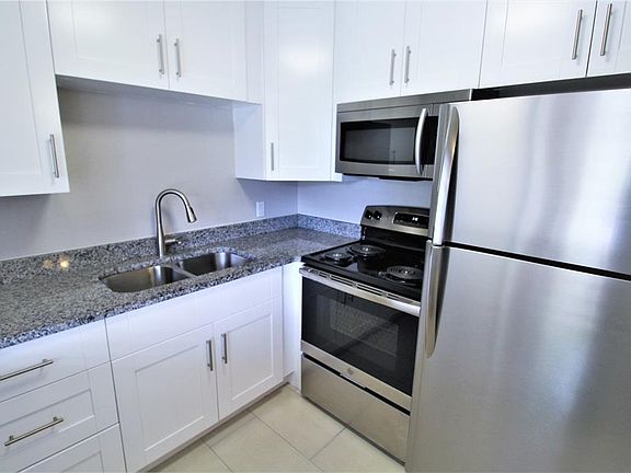 2nd image of 3001 Bee Ridge Rd #201