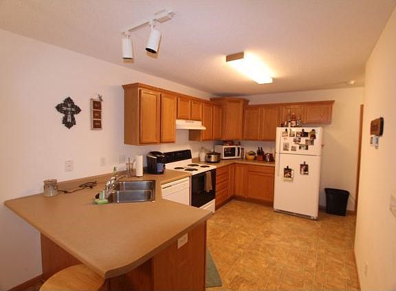 Nice size kitchen with breakfast bar.