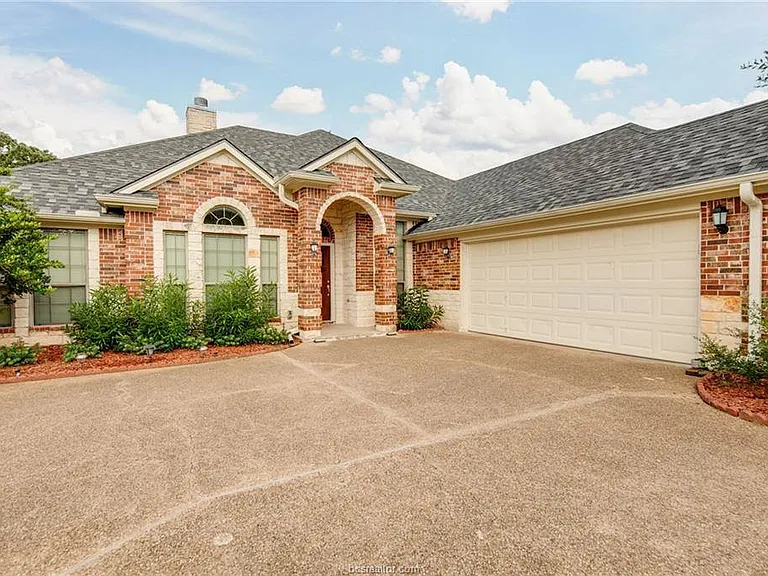 2481 Newark Cir — Photo 1