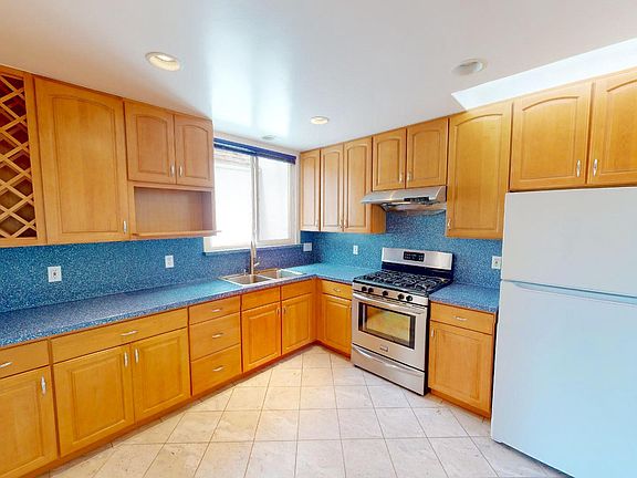 3rd image of 2055 31st Ave