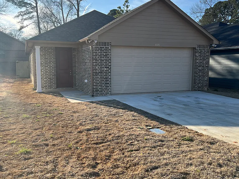 1605 Everwood Ct — Photo 1