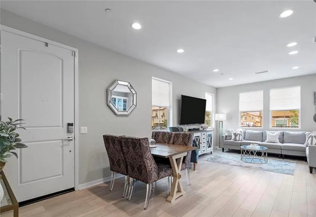 3 bed, 2.5 bath, 1804 sqft, $3,900 — Photo 4