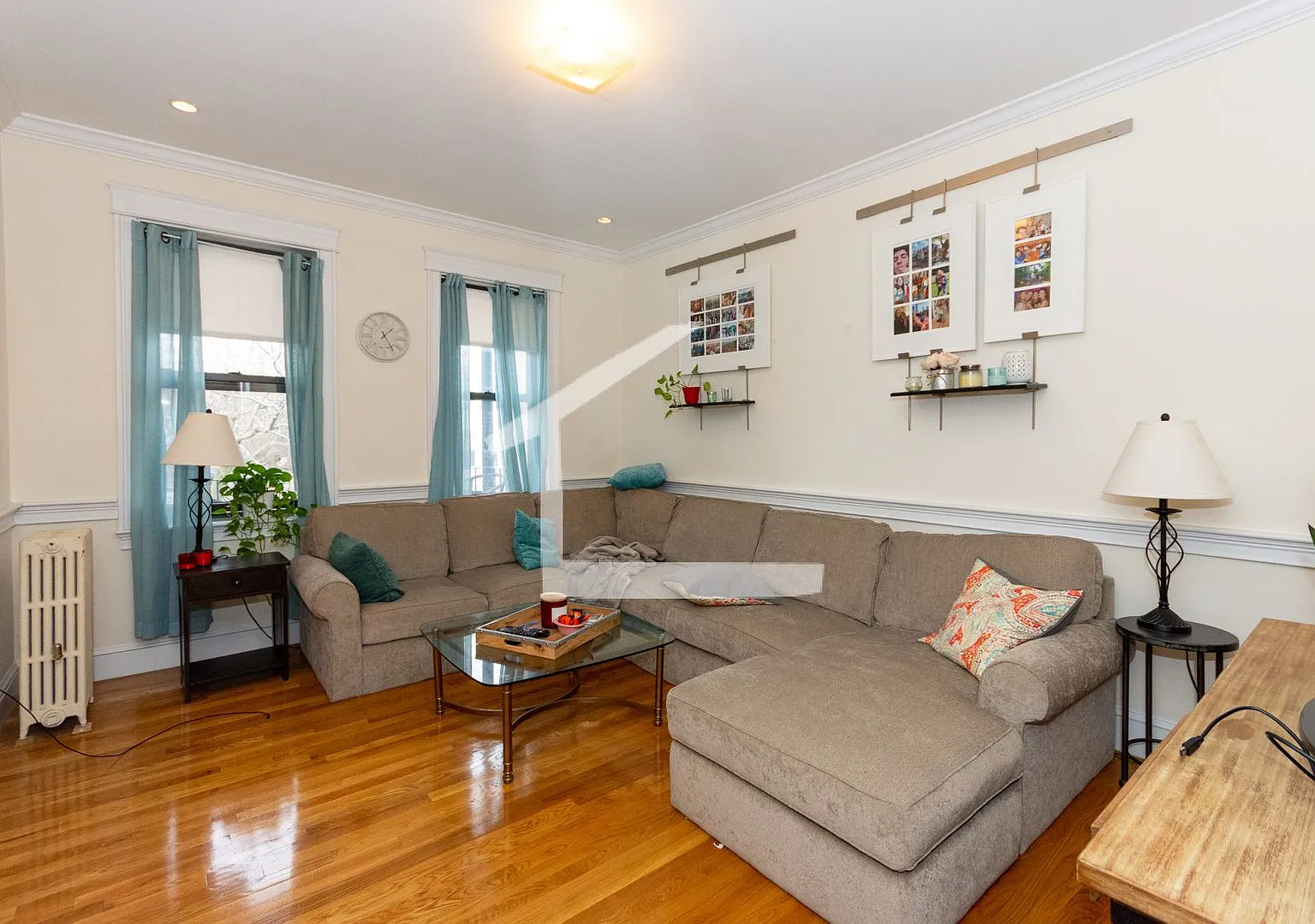 Huge, updated 4 bed in a prime spot in Allston. — Photo 4
