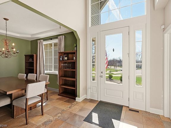 3rd image of 8466 Cliffview Cir