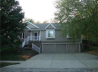 6912 NW Pleasant View Ct, Parkville, MO 64152