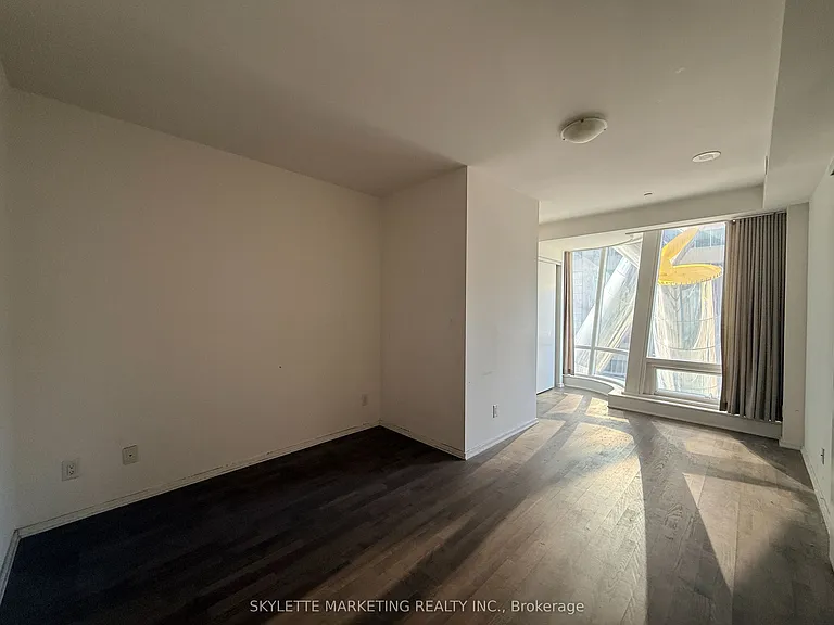 1 Bloor St E #422 — Photo 20