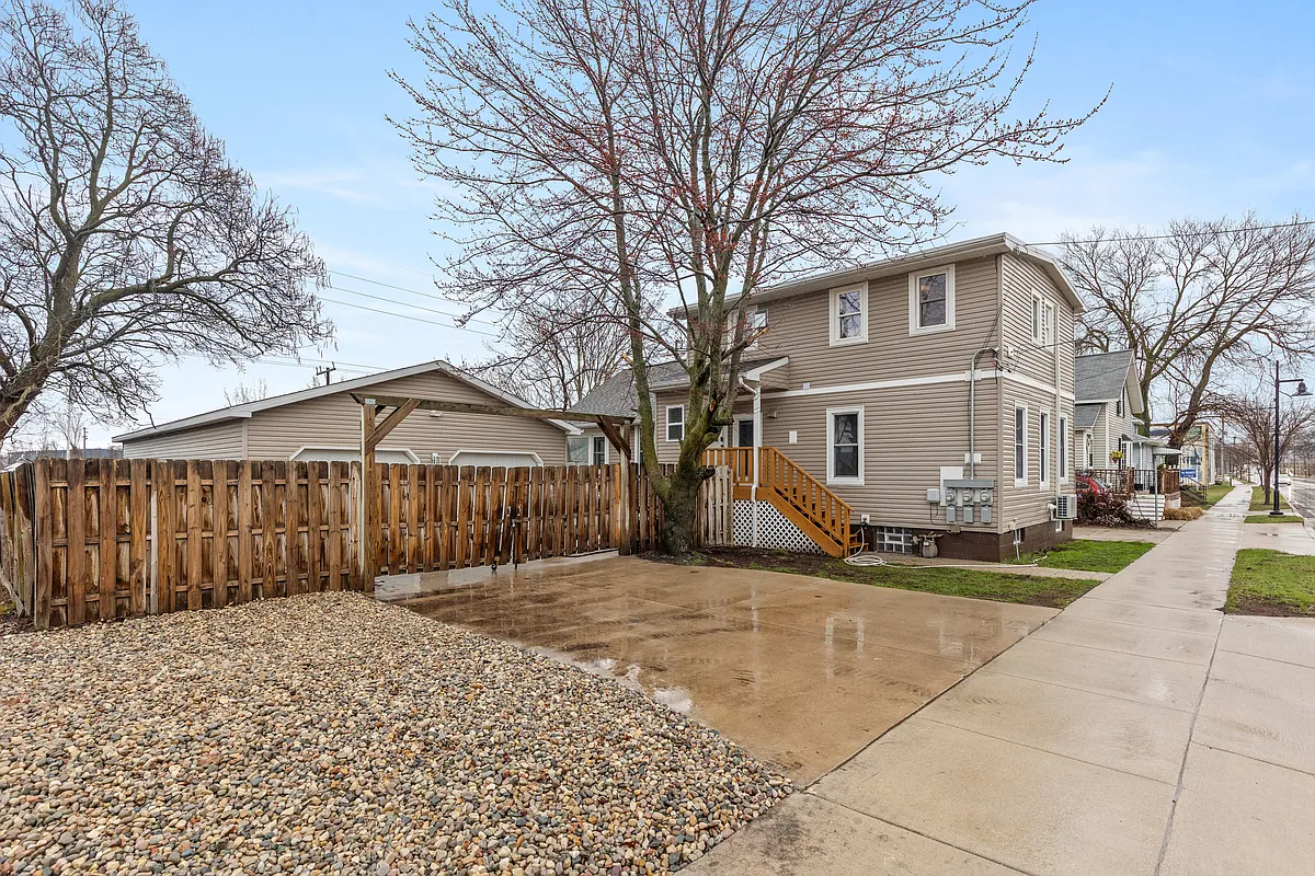 1836 Lakeshore Drive - 2 — Photo 2