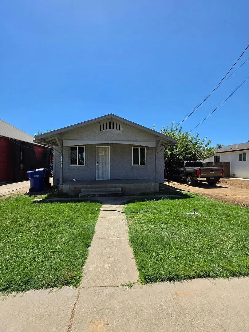 3 Bedroom 1 Bath Home — Photo 1