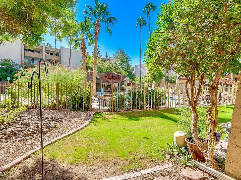 SPARKLING COMMUNITY POOL