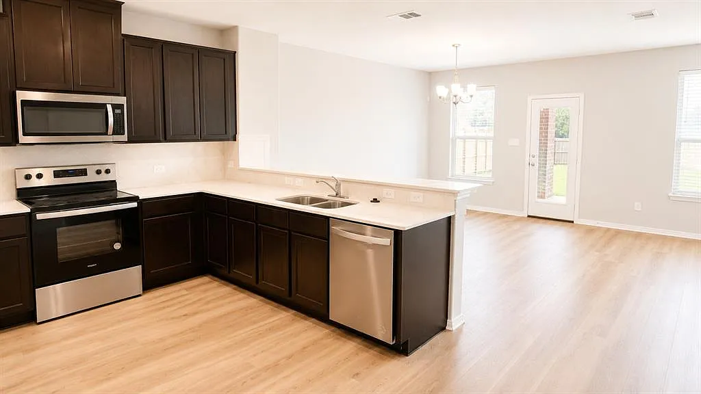 6 bed, 3.5 bath, 2460 sqft, $2,500 — Photo 3