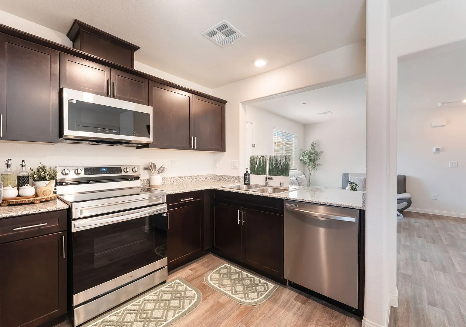 Cute Townhome with Modern Finishes! — Photo 4