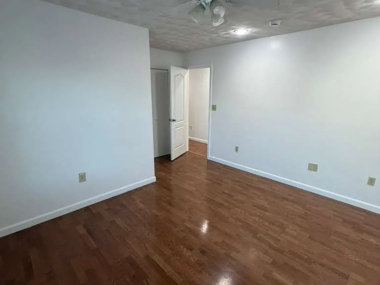 130-132 W Selden St #3 — Photo 14