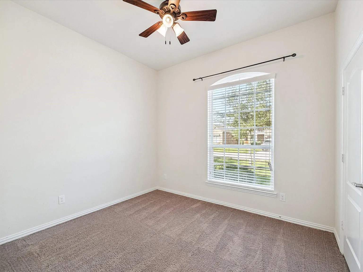 3 bed, 2.0 bath, 1615 sqft, $2,300 — Photo 4