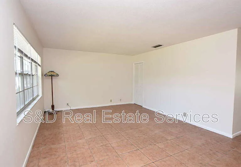 204 Chaucer Ln — Photo 8