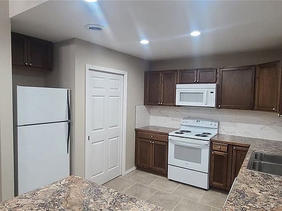 3rd image of 1506 W Mimosa St