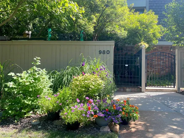 980 Stratford Ln, Bloomfield Hills, MI 48304